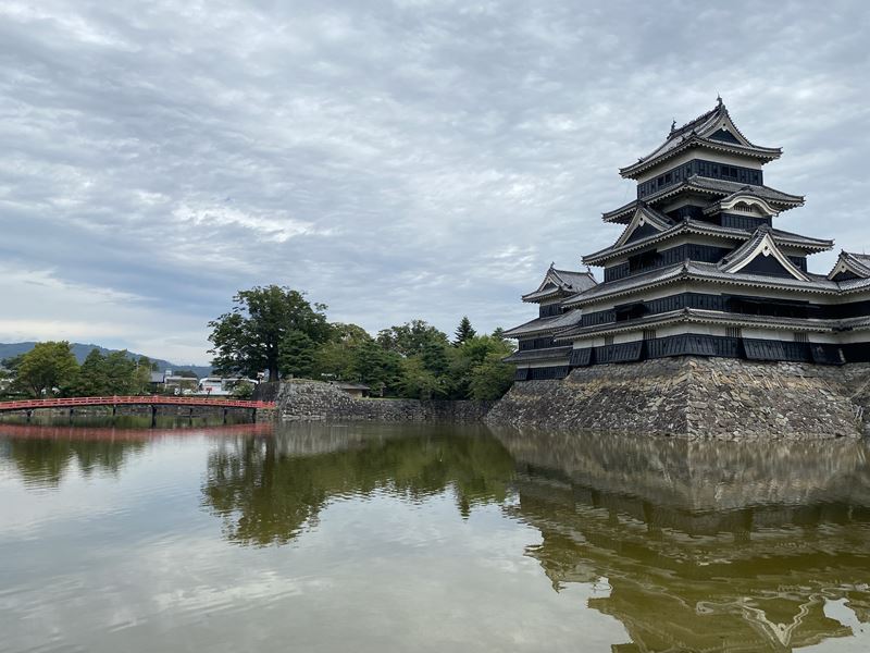 松本城と外堀と太鼓橋