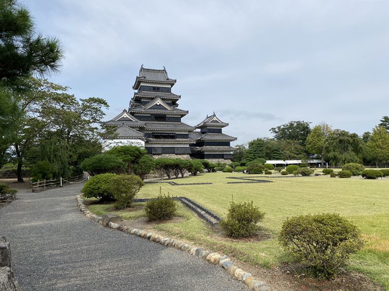 松本城本丸庭園から見た天守