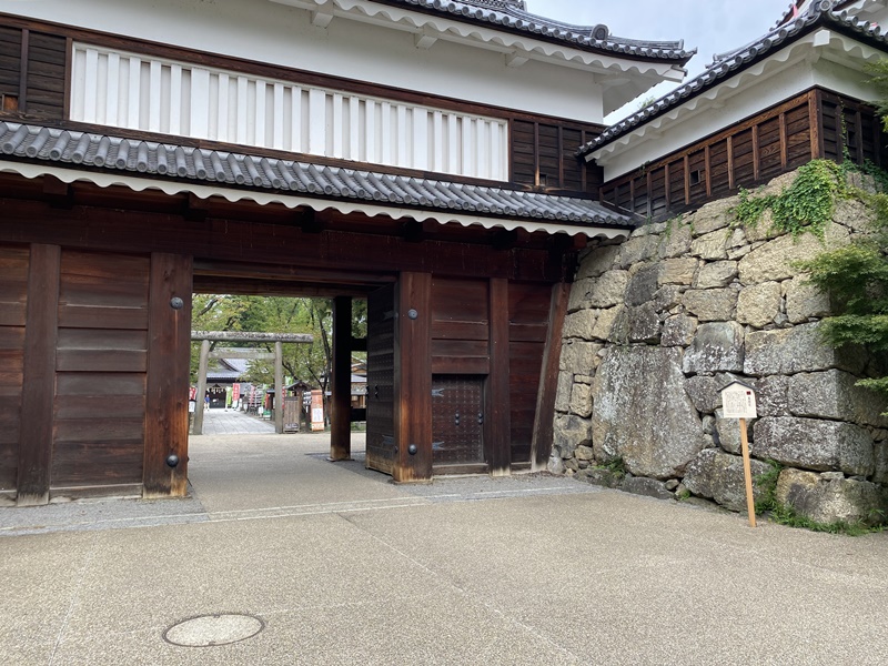 上田城東虎口櫓門と真田石